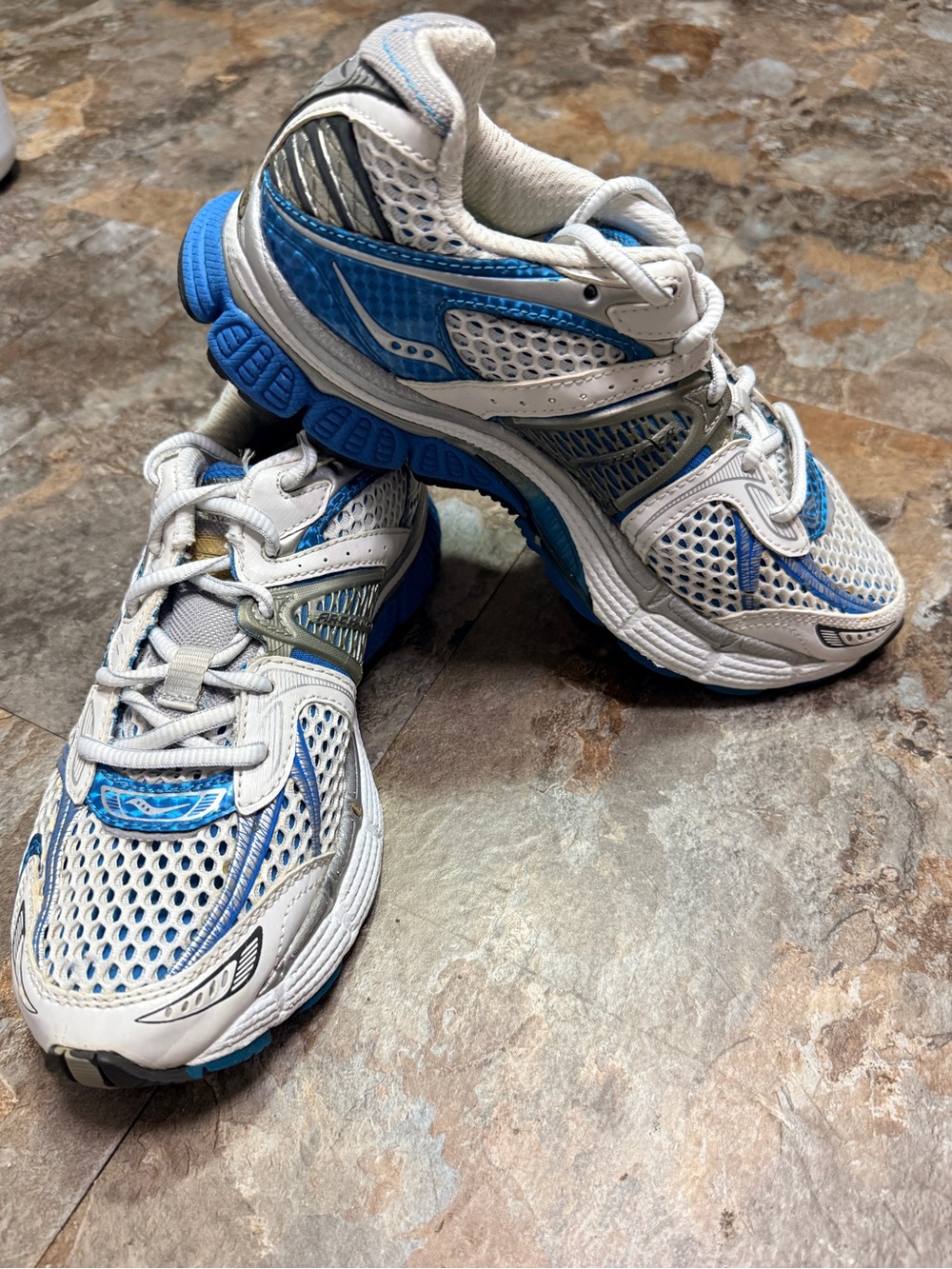 Saucony Pro Grid Triumph 7 women’s  running shoe with comfort stride sock liner